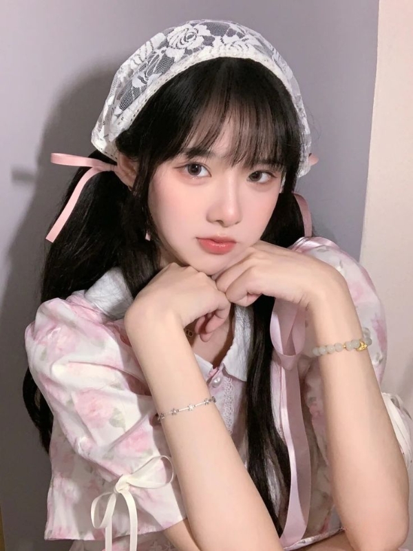 Ảnh gái mạng cute với băng đô thỏ dễ thương