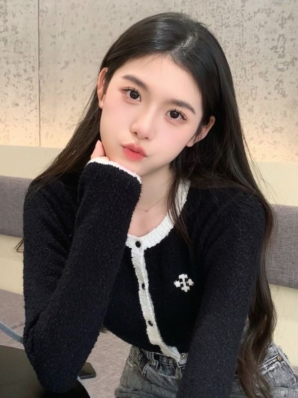 Ảnh gái mạng cute nghiêng đầu đầy suy tư