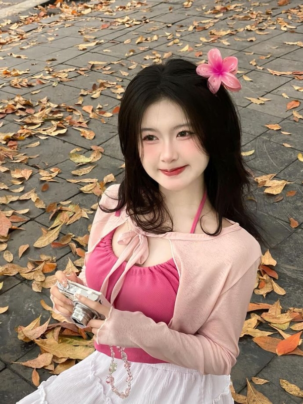 Ảnh gái mạng cute cười dịu dàng giữa lá khô