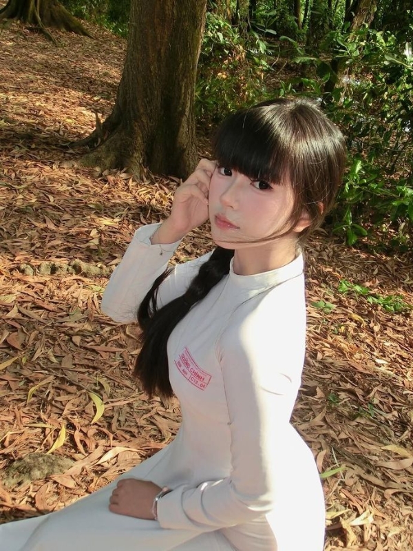 Ảnh gái mạng cute mặc trắng trong rừng cây