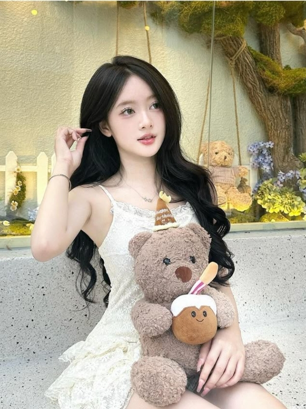 Ảnh gái mạng cute ôm gấu bông ngồi cực xinh