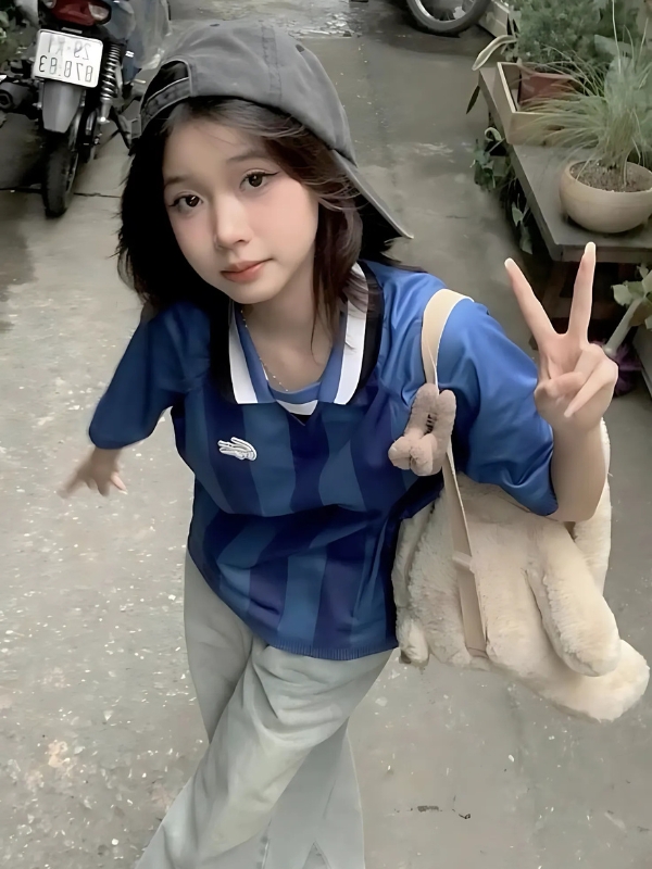 Ảnh gái mạng cute tạo dáng tay chữ V năng động