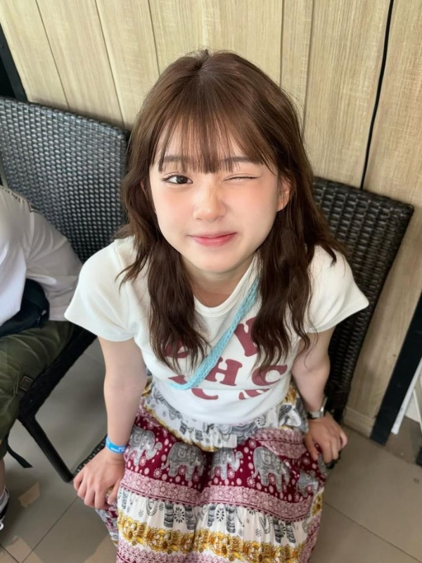 Ảnh gái mạng cute cười tươi trong outfit hè