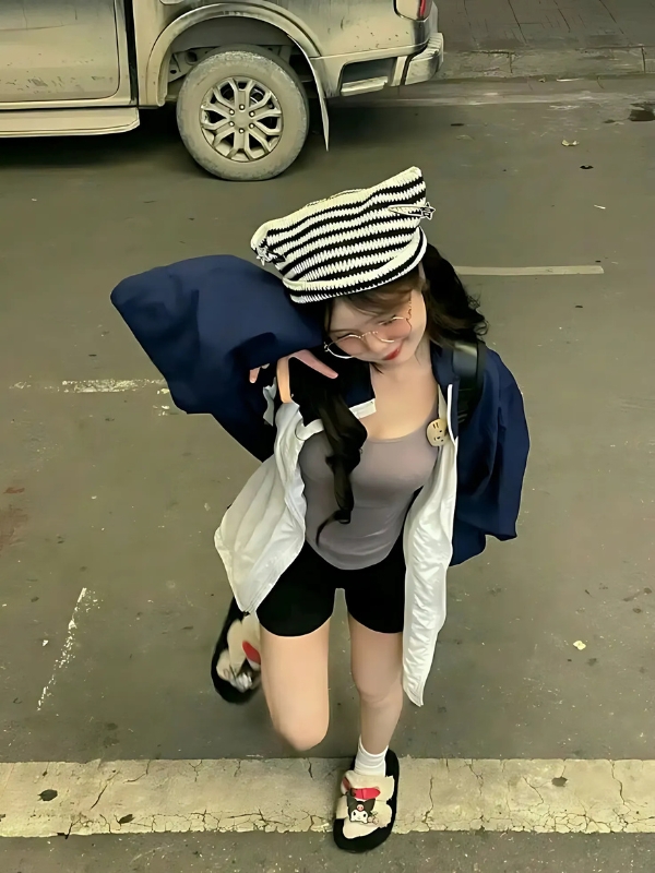 Ảnh gái mạng cute đội mũ sọc tạo dáng dưới nắng