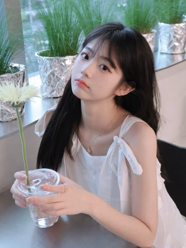 Ảnh gái mạng cute uống trà sữa bên cửa sổ