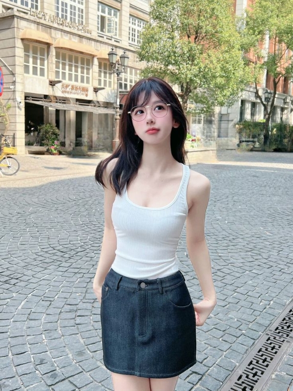 Ảnh gái mạng cute váy jean trắng giữa phố Tây