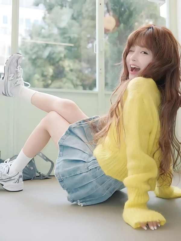 Ảnh gái mạng cute mặc áo len vàng siêu chill