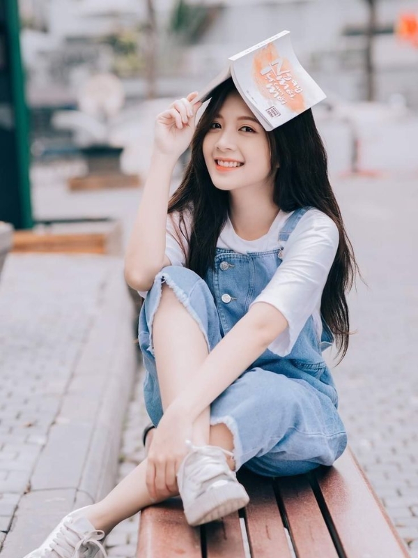 Ảnh gái mạng cute cười rạng rỡ trên ghế gỗ