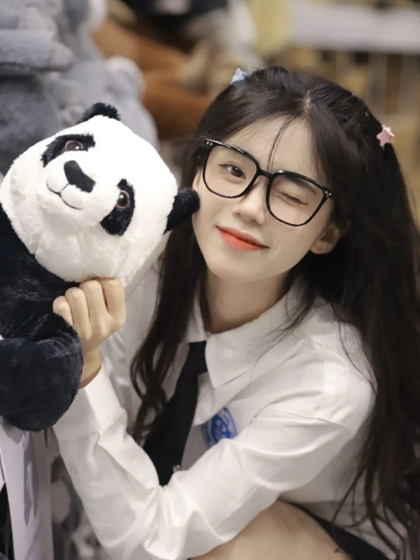 Ảnh gái mạng cute ôm gấu trúc siêu đáng yêu