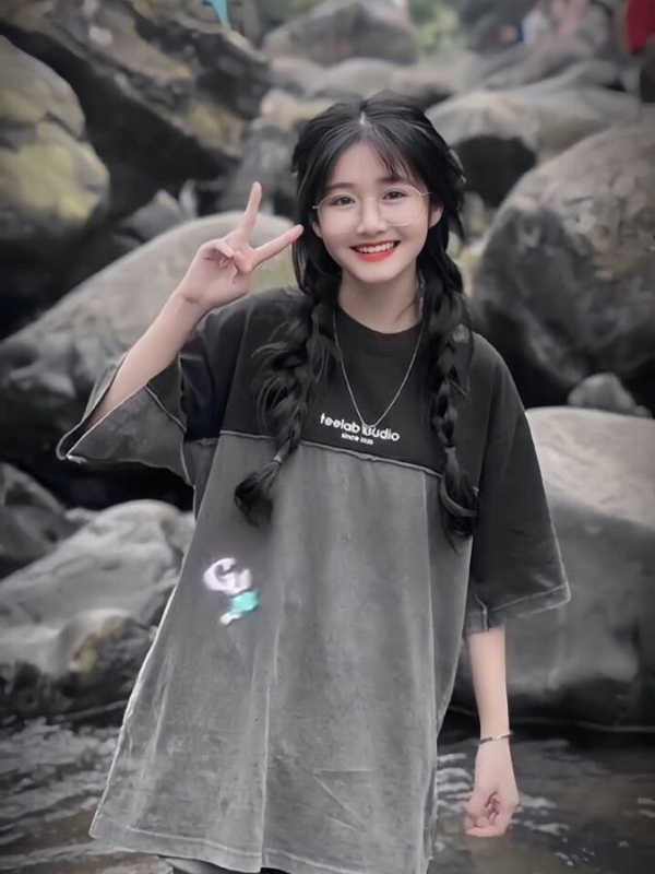 Ảnh gái mạng cute tạo dáng bên bãi đá xinh