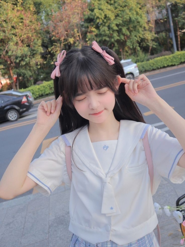 Ảnh gái mạng cute nghịch tóc cực dễ thương