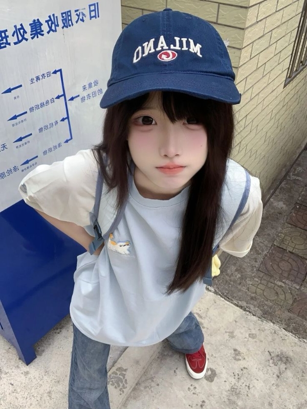 Ảnh gái mạng cute mặc áo thun cá tính