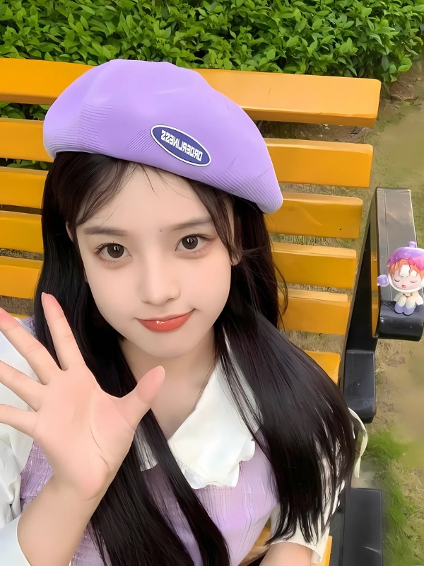 Ảnh gái mạng cute tóc đen đội mũ tím