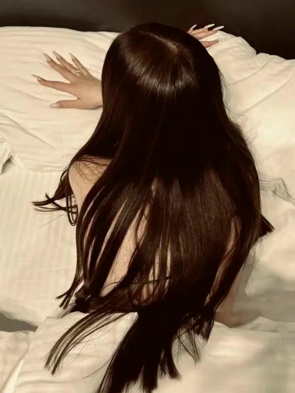 ảnh gái nằm giường nhà nghỉ