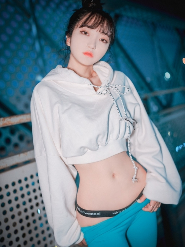 Ảnh Gái Xinh Tập Gym Mặc Đồ Thể Thao Bó