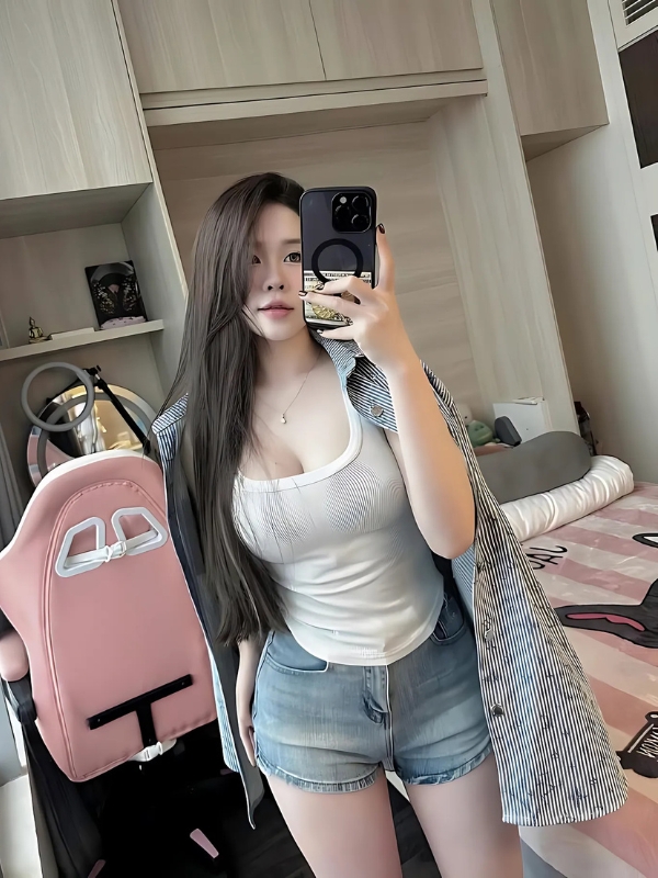 Ảnh gái Việt Nam sexy mặc áo trắng và short