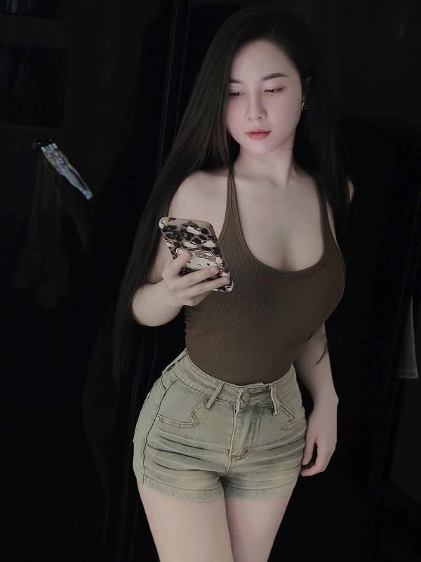 Gái Việt Nam sexy mặc tank top tôn dáng