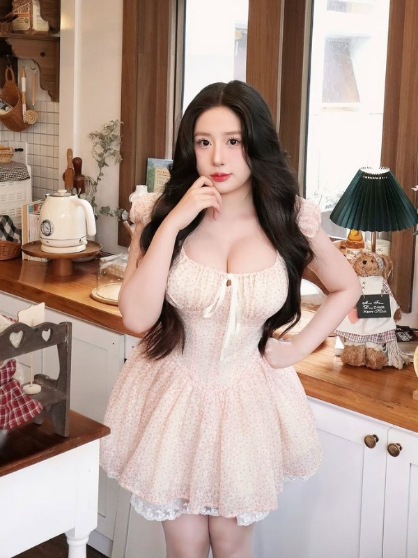 Ảnh gái Việt Nam sexy váy hoa giữa bếp