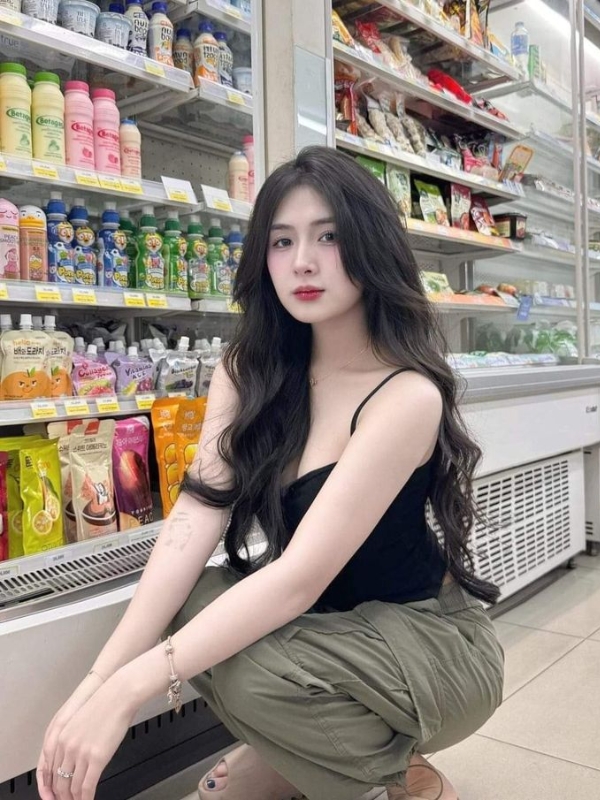 Gái Việt Nam sexy ngồi siêu thị cực xinh