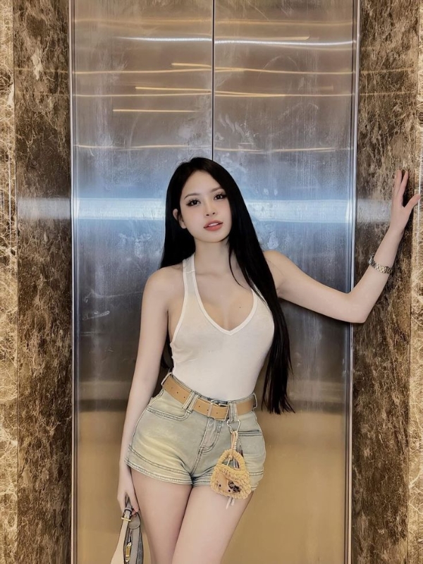 Ảnh gái Việt Nam sexy áo dây và short vàng