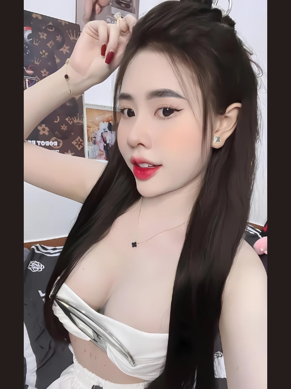Gái Việt Nam sexy diện áo cúp ngực sang
