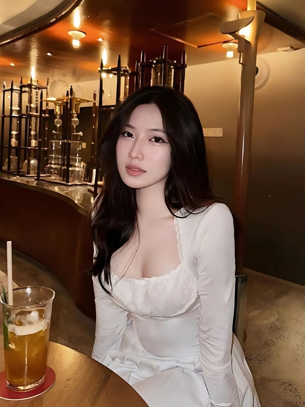 Ảnh gái Việt Nam sexy ngồi bar cực cuốn hút