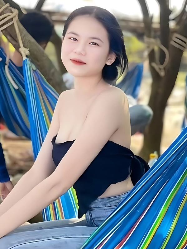 Ảnh gái Việt Nam sexy nằm võng thư giãn ngoài trời