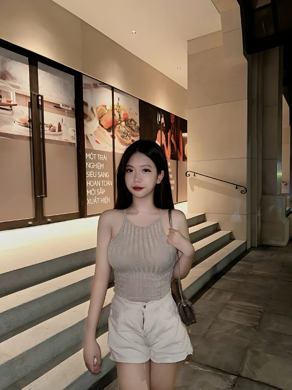 Gái Việt Nam sexy mặc tanktop đi dạo phố