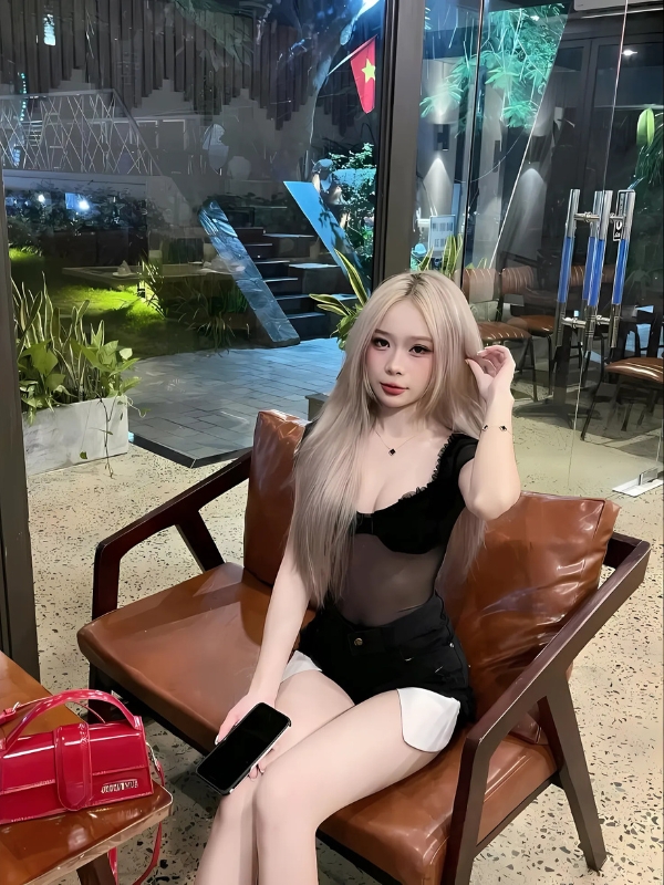 Ảnh gái Việt Nam sexy ngồi ghế tạo dáng ban đêm