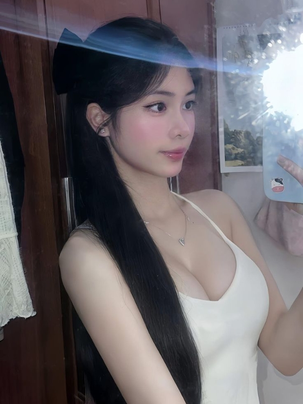 Ảnh gái Việt Nam sexy tóc dài, mặc áo dây trắng