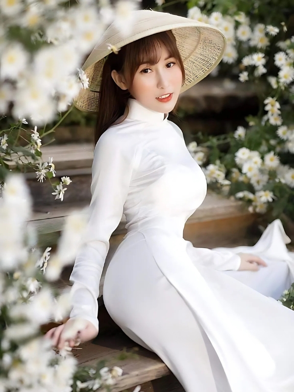Gái xinh Việt mặc áo dài trắng bên hoa