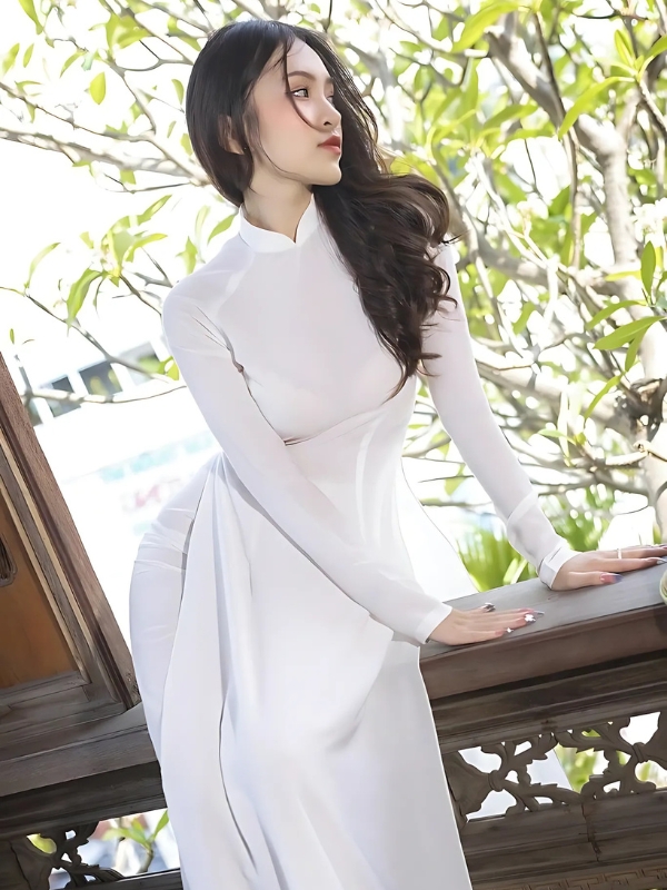 Gái xinh mặc áo dài trắng mơ màng