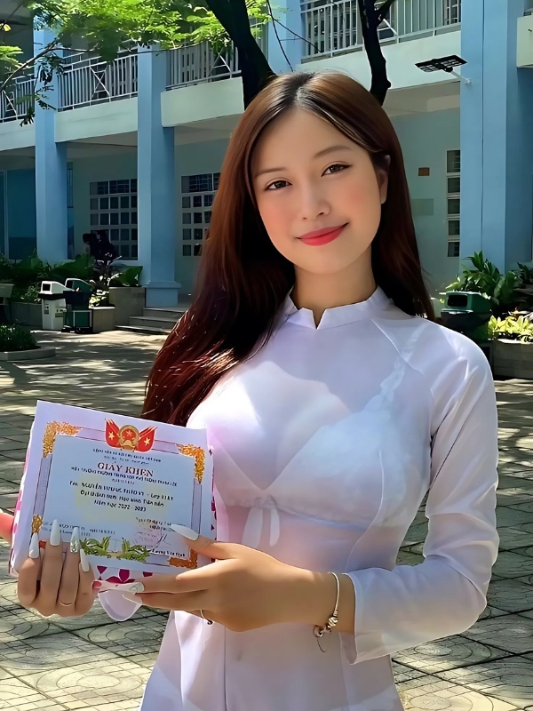 Ảnh gái xinh áo dài trắng mùa thi