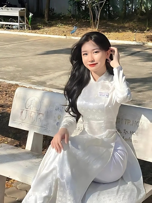 Ảnh gái xinh áo dài trắng trên ghế đá