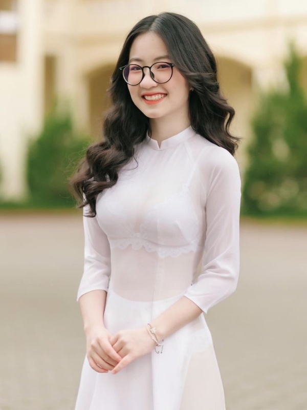 Ảnh gái xinh áo dài trắng cười tươi