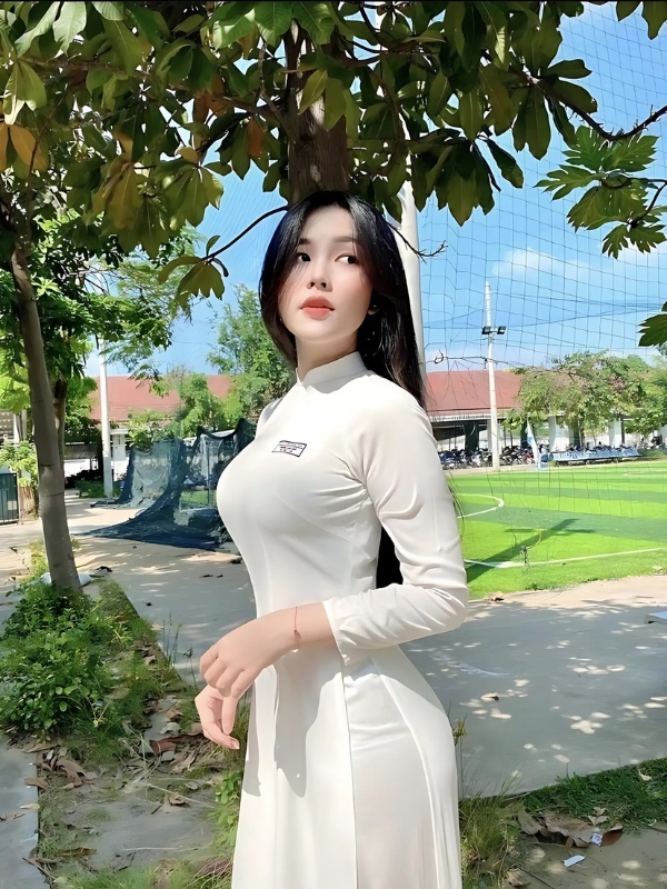 Gái xinh áo dài trắng giữa sân trường