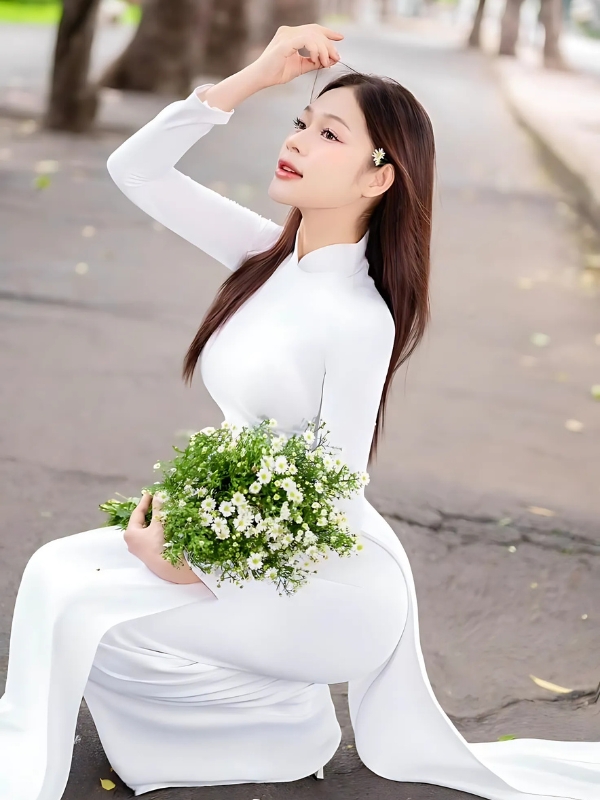 Gái xinh áo dài trắng cầm bó hoa baby