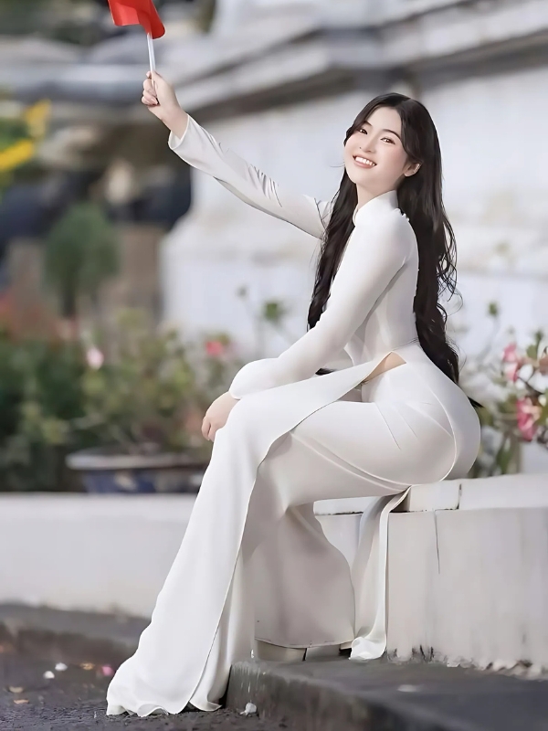 Gái xinh áo dài trắng cùng quạt đỏ nổi bật