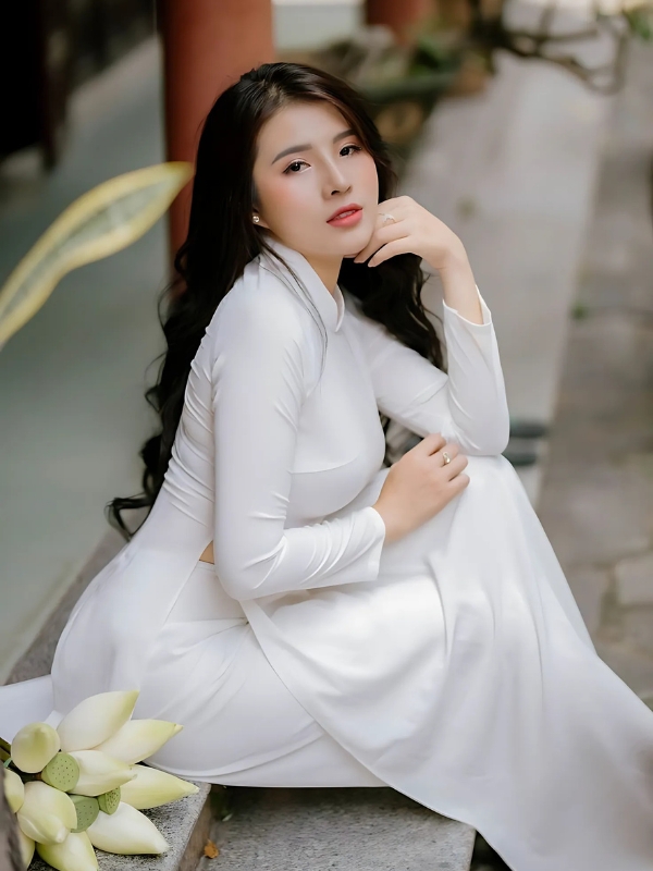 Gái xinh áo dài trắng dựa vai tạo dáng