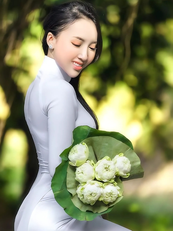 Ảnh gái xinh áo dài trắng giữa vườn xanh