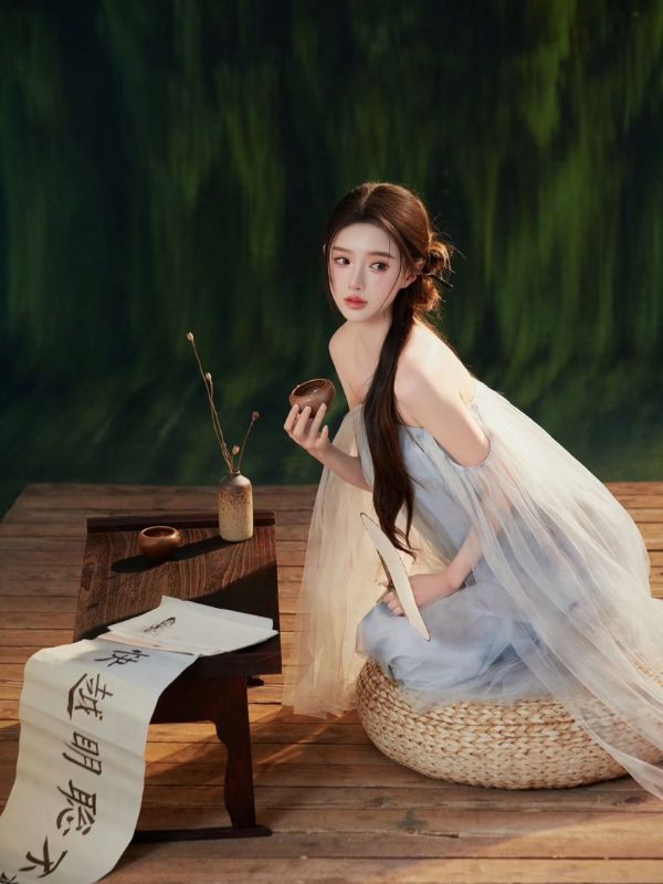 Ảnh gái xinh bên đầm sen 