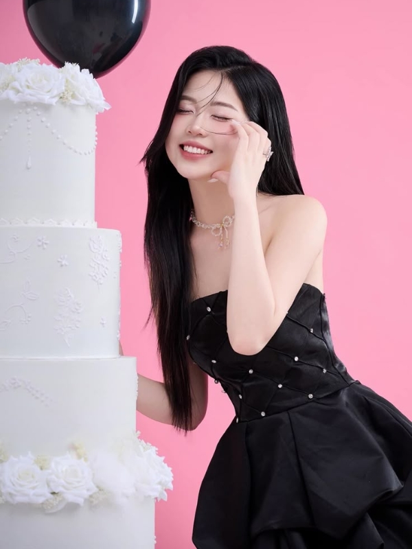 ảnh gái xinh cầm bánh sinh nhật