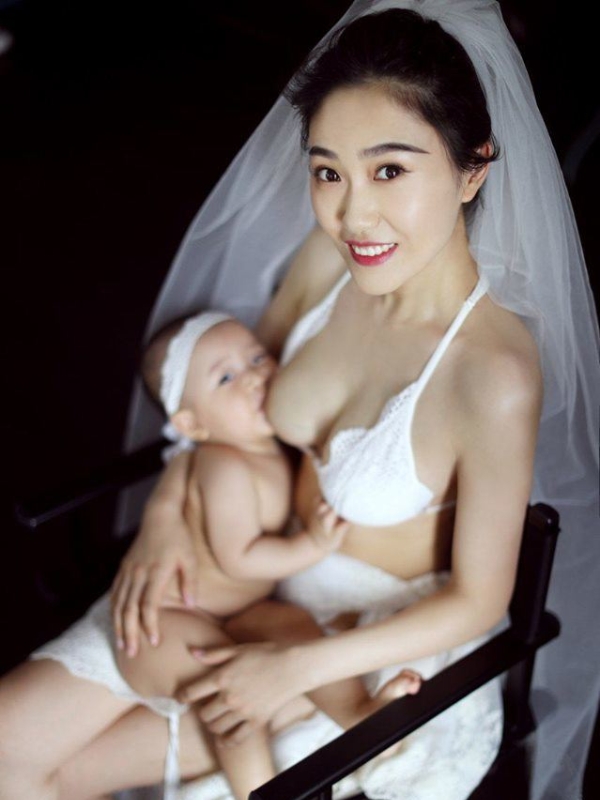 Ảnh mẹ trẻ xinh đẹp cho con bú