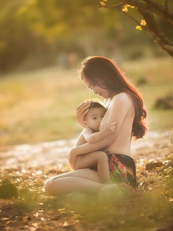 Mẹ xinh cho con bú giữa ánh chiều