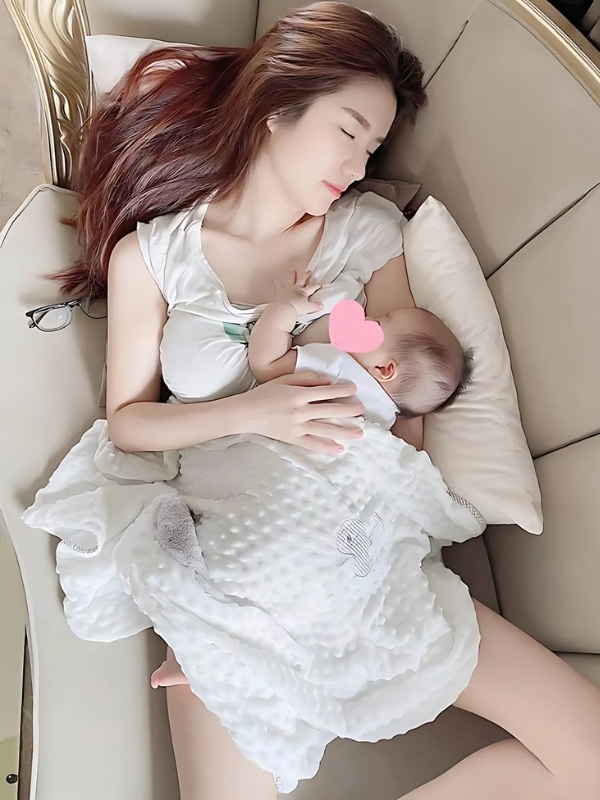 Ảnh gái xinh nằm ôm con bú ngủ