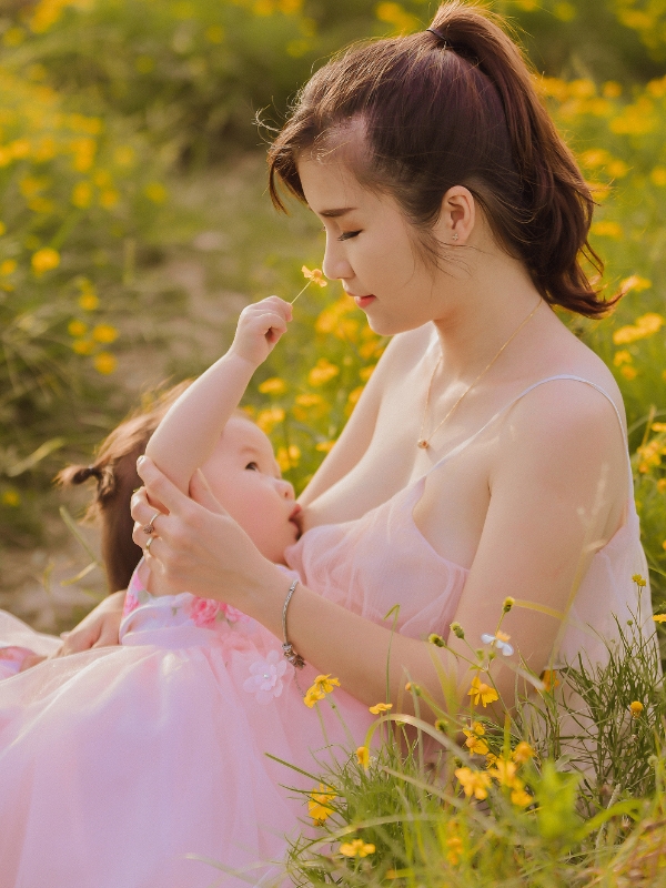 Gái xinh cho con bú giữa thiên nhiên