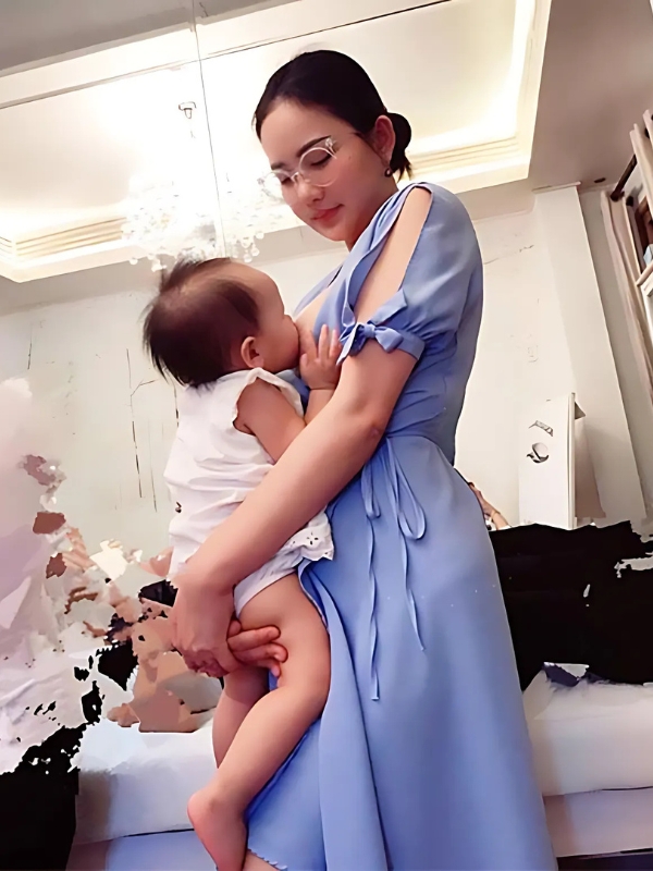 Hình mẹ bế con bú khi đứng yên