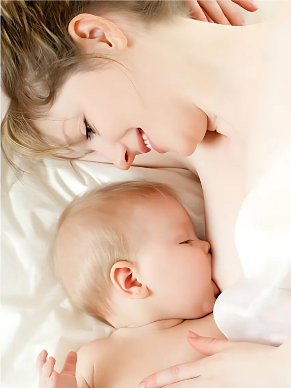 Gái xinh và con ngủ say sau bú