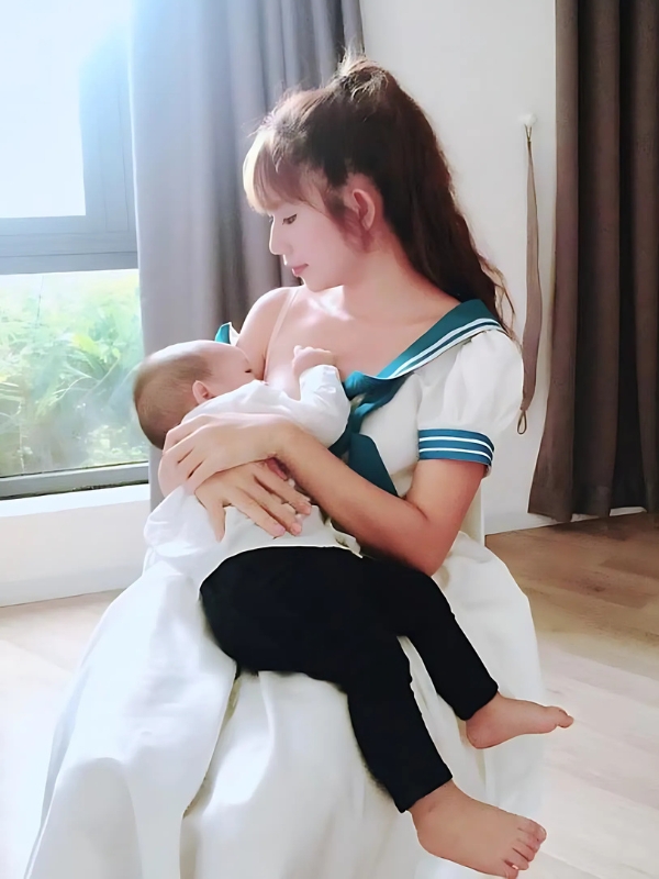 Ảnh mẹ ngồi ghế cho con bú yêu thương