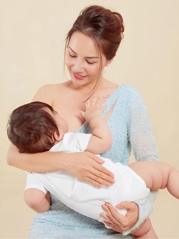 Gái xinh cho con bú với nụ cười